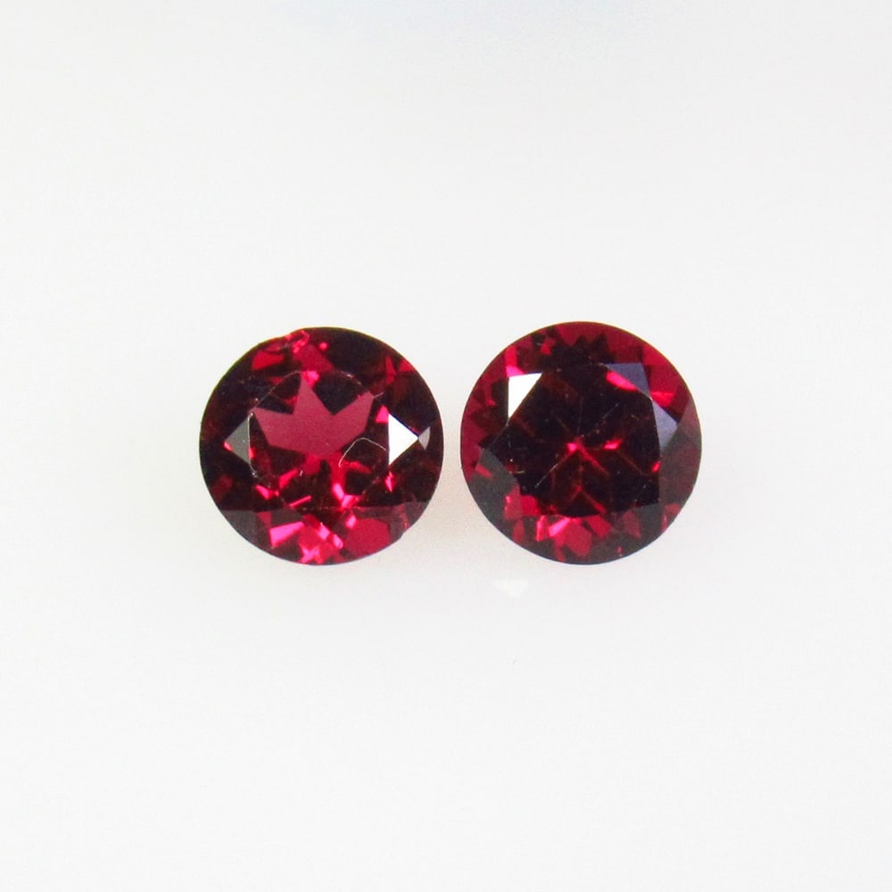 2.55 Ctw Natural Rhodolite Garnet Round Pair: Title: 2.55 Ctw Natural Rhodolite Garnet Round Pair Stone Clarity: VVS Gemstone:Natural Rhodolite Garnet Carat Weights: 2.55 Size/Dimensions: 6.50 x 6.50 x 4.00 mm / 2 P'cs Additional Info:Purplish Pi