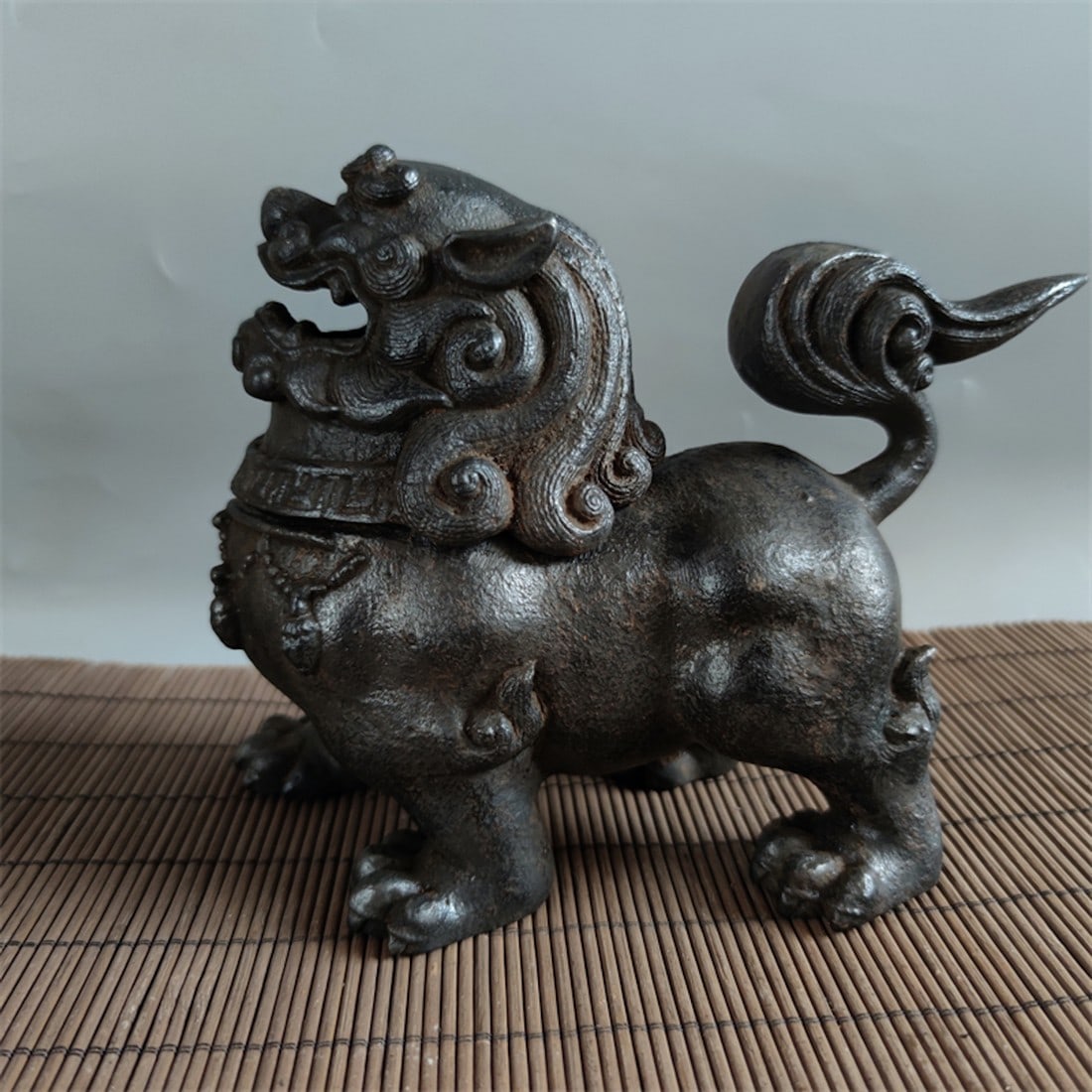 Japanese Meiji Iron Lion Sculpture: Title: Japanese Meiji Iron Lion Sculpture Origin: Asian private collection Date/Period: 19th Materials: Iron Description: Size: about 20x15x10cm Japan's Meiji period lion sculpture, handmade. There ar