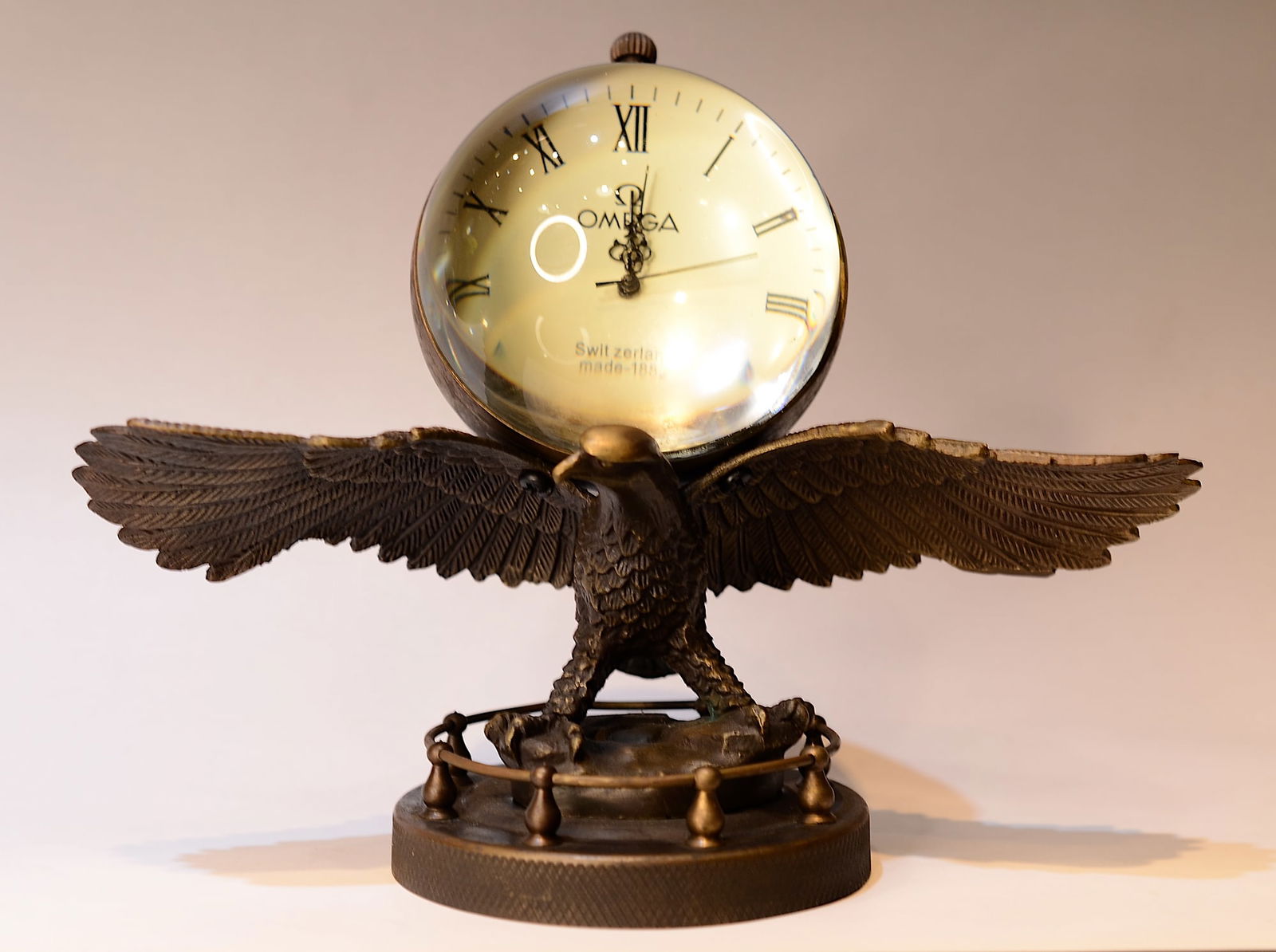 Eagle mechanical clock: Title: Eagle mechanical clock Origin: Asian private collection Date/Period: 20th Materials: bronze Description: Size: about 21x15x10 cm An eagle mechanical clock, handcrafted, late 20th century. There
