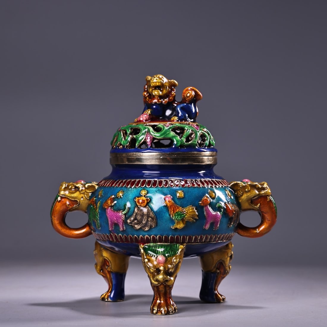 Chinese Bronze Cloisonne Incense Burner: Title: Chinese Bronze Cloisonne Incense Burner Origin: Chinese Date/Period: After1900 Materials Bronze Cloisonne Dimensions: 140x130(mm) 5.51x5.12(inches) Weight 1.15 lbs/520g Reserve: $156.00 Shippin