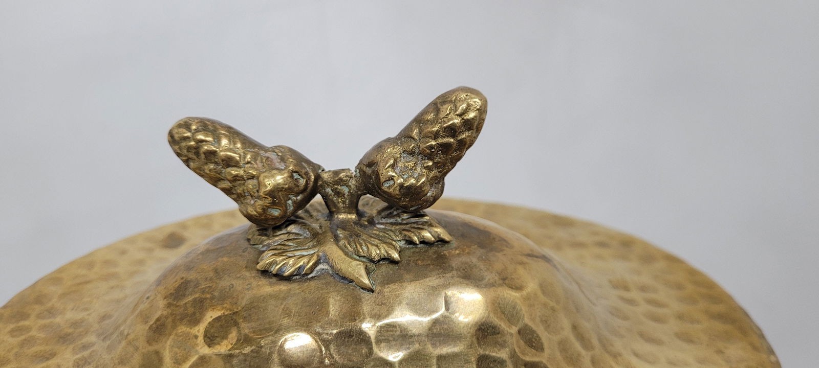 Vintage Hammered Brass Hinged Box Lion Head Acorns Knob Container Catchall Tea Caddy Neoclassical (1 of 8)