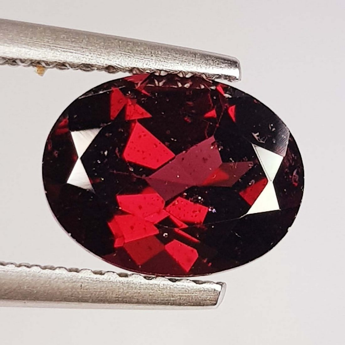 2.45 ctz" Beautiful Purple Pink Gem" Natural Rhodolite Garnet: No Reserve! Title: 2.45 ctz" Beautiful Purple Pink Gem" Natural Rhodolite Garnet Color/Clarity: Purple Pink / IF-VVS Gemstone: Rhodolite Garnet Carat Weights: 2.45 Size: 9.00 x 7.00 x 4.50 Additional 