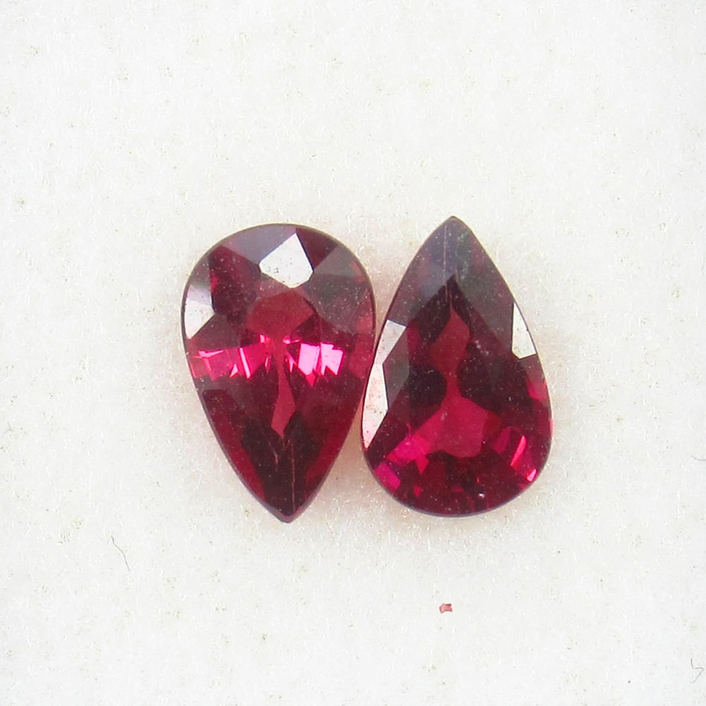 Natural Rose Garnet Pair - 1.97 Ct: No Reserve! Title: Natural Rose Garnet Pair - 1.97 Ct Origin: Mozambique Weight:1.97 Size/materials: 8.0 x 5.3 x 3.9 mm Description:Pieces : 2 No's / Shape : Pear Cut / Color : Rose / Clarity : Transp