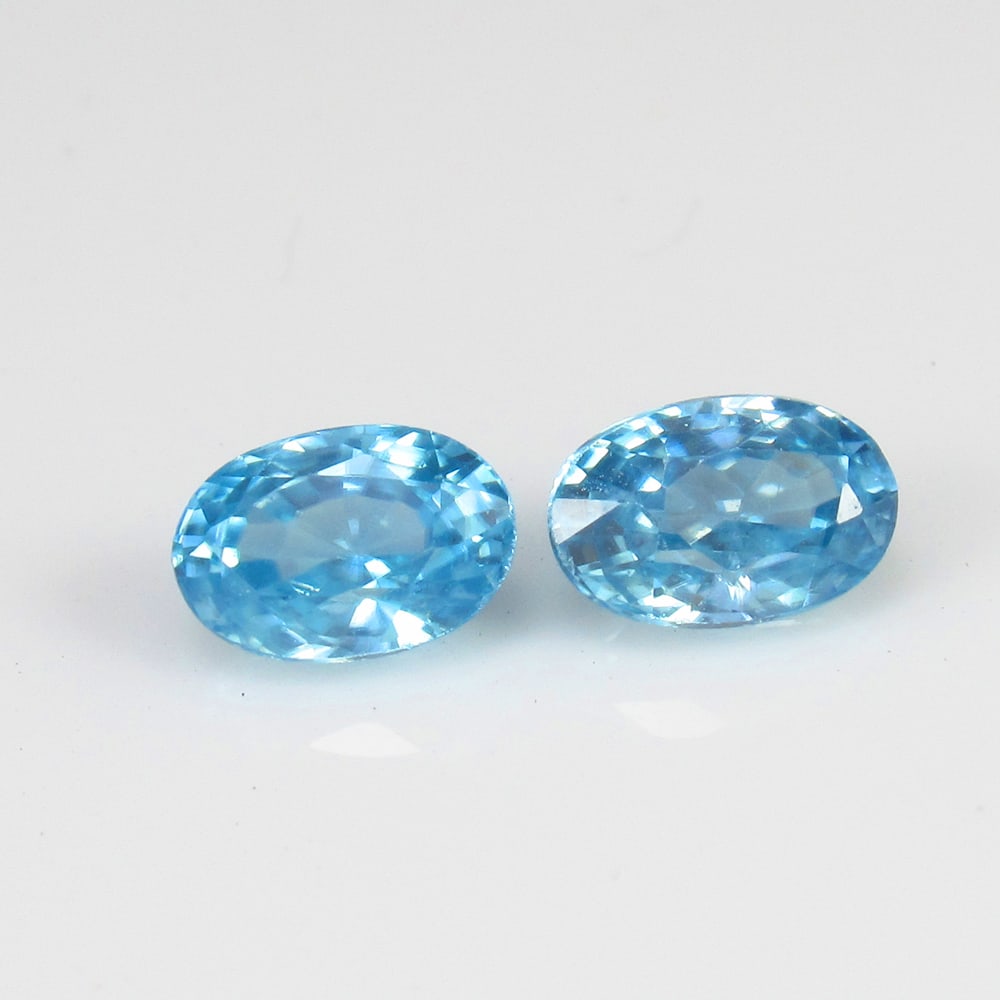 Natural Blue Zircon Pair - 1.36 Ct: No Reserve! Title: Natural Blue Zircon Pair - 1.36 Ct Origin: Combodia Weight:1.36 Size/materials: 6.0 x 4.0 x 3.1 mm Description:Pieces : 2 No's / Shape : Oval Cut / Color : Blue / Clarity : VVS - Tr