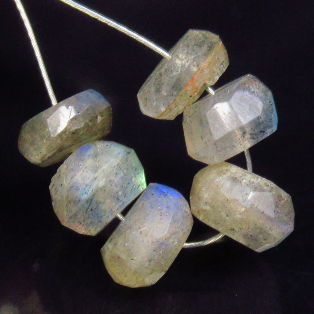 8.59 Ctw Natural 6 Labradorite Round Beads: No Reserve! Title: 8.59 Ctw Natural 6 Labradorite Round Beads Stone clarity: Opaque Gemstone:Natural Labradorite Beads Carat weights: 8.59 Size/Dimensions: 6.80 - 7.40 mm / 6 Pc's Additional info:Exce