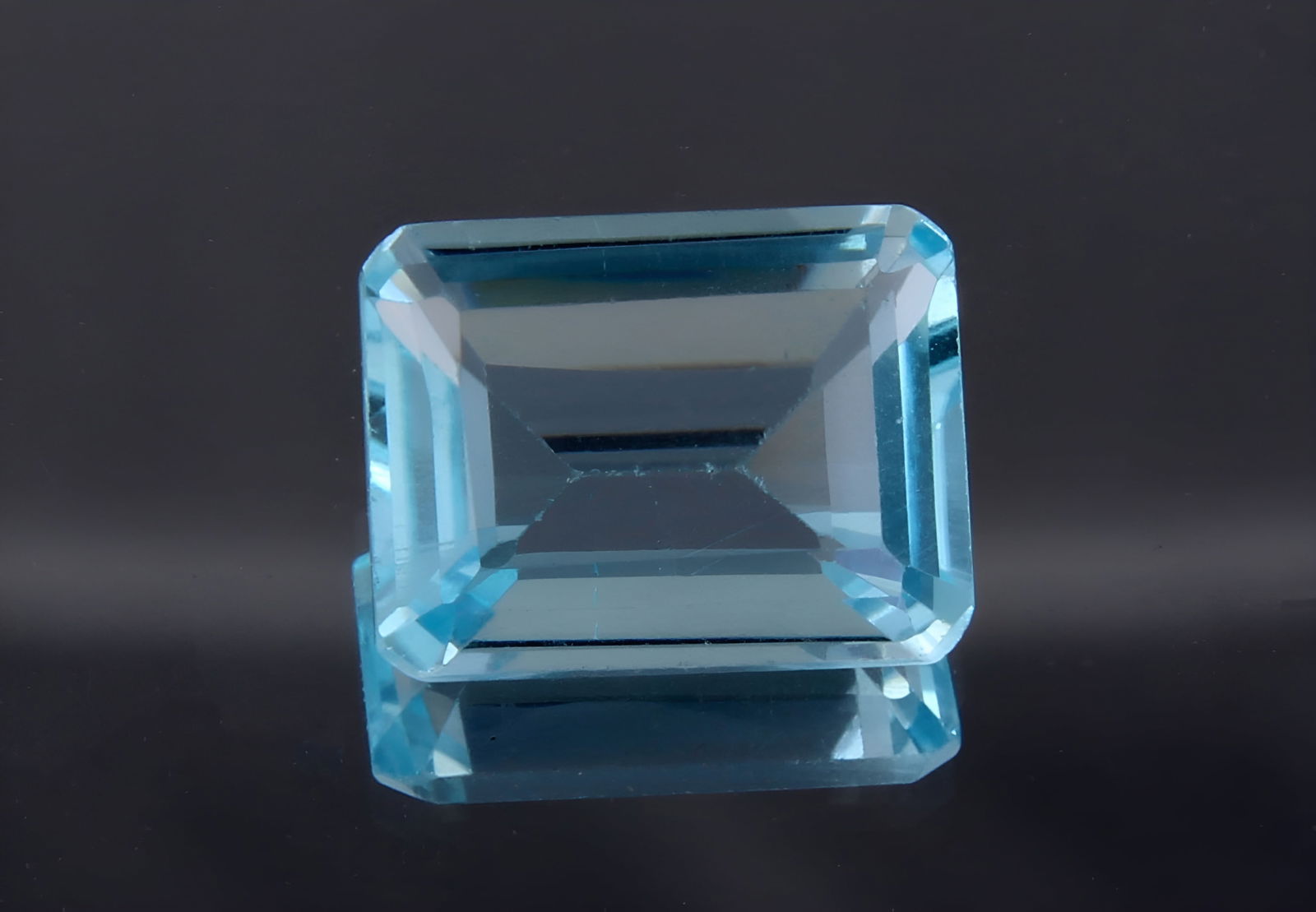 Wonderful " " Natural Blue Topaz " 2.30 Cts Natural Blue Topaz (1 of 5)