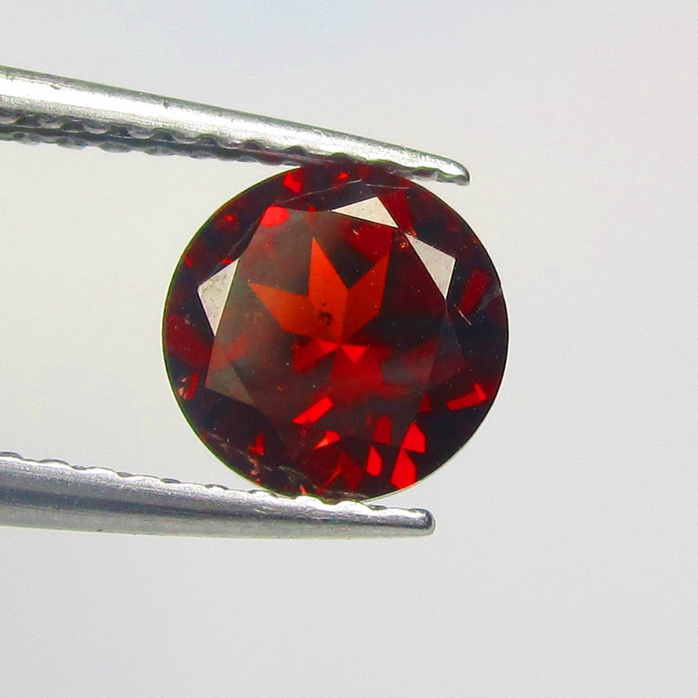 1.27 Ctw Natural Rhodolite Garnet Round Cut: No Reserve! Title: 1.27 Ctw Natural Rhodolite Garnet Round Cut Stone clarity: VVS Gemstone:Natural Rhodolite Garnet Carat weights: 1.27 Size/Dimensions: 6.60 x 6.60 x 4.00 mm Additional info:Purplish 