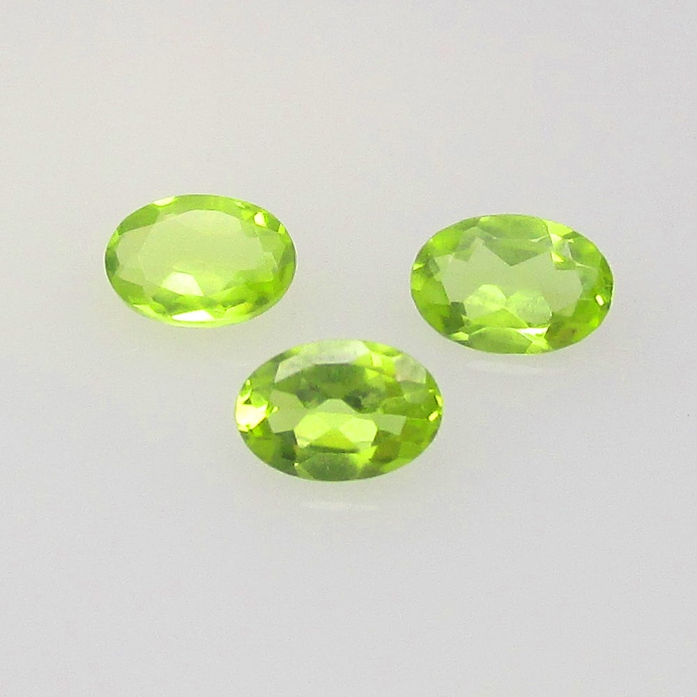 1.41 Ctw Natural Pakistan Peridot Oval Set: No Reserve! Title: 1.41 Ctw Natural Pakistan Peridot Oval Set Stone clarity: VVS Gemstone:Natural Peridot Carat weights: 1.41 Size/Dimensions: 6.0x4.1 - 6.3x4.3 mm / 3 P'cs Additional info:Top Class F