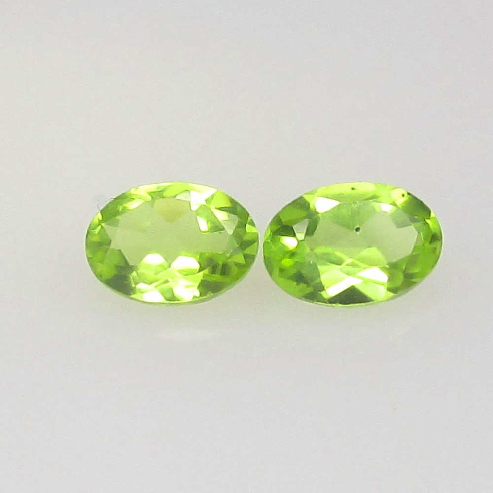 1.02 Ctw Natural Pakistan Peridot Oval Pair: No Reserve! Title: 1.02 Ctw Natural Pakistan Peridot Oval Pair Stone clarity: VVS Gemstone:Natural Peridot Carat weights: 1.02 Size/Dimensions: 6.20 x 4.20 x 2.80 mm / 2 Pc's Additional info:Top Class