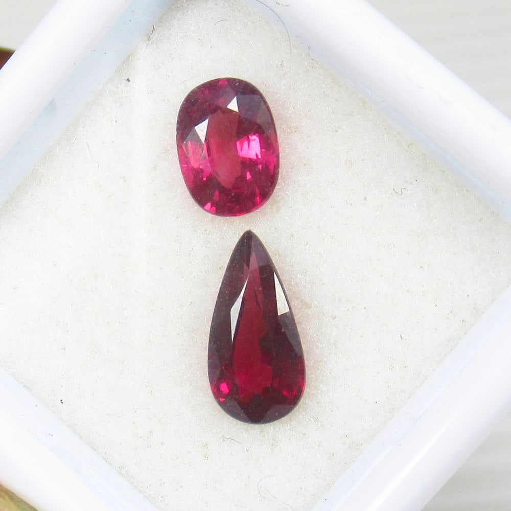 Natural Rose Garnet Pair - 2.33 Ct: No Reserve! Title: Natural Rose Garnet Pair - 2.33 Ct Origin: Mozambique Weight:2.33 Size/materials: 7.0x5.0&10.0x5.0 mm Description:Pieces : 1 No's / Shape : Cushion & Pear Cut / Color : Rose / Clari