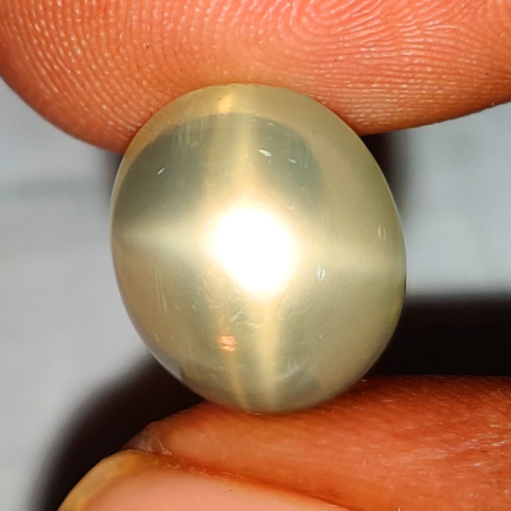 5.31 Ctw Natural Moonstone Oval Cab: No Reserve! Title: 5.31 Ctw Natural Moonstone Oval Cab Stone clarity: Translucent Gemstone:Natural Moonstone Carat weights: 5.31 Size/Dimensions: 12.80 x 10.80 x 5.90 mm Additional info:Excellent Oval