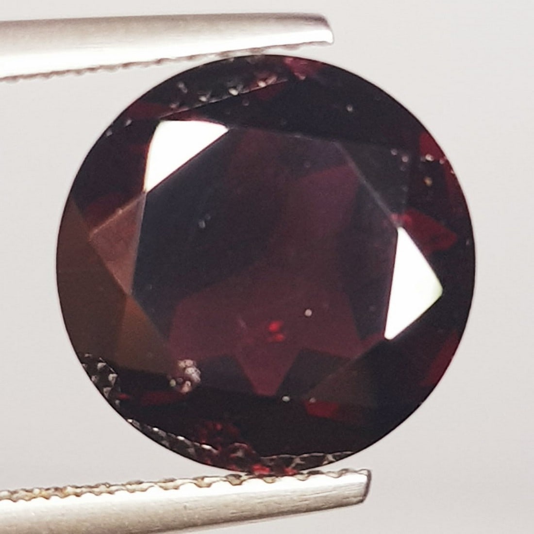 6.33 ctz" Beautiful Purple Pink Gem" Natural Rhodolite Garnet: No Reserve! Title: 6.33 ctz" Beautiful Purple Pink Gem" Natural Rhodolite Garnet Color/Clarity: Purple Pink / IF-VVS Gemstone: Rhodolite Garnet Carat Weights: 6.33 Size: 11.00 x 11.00 x 6.00 Additiona
