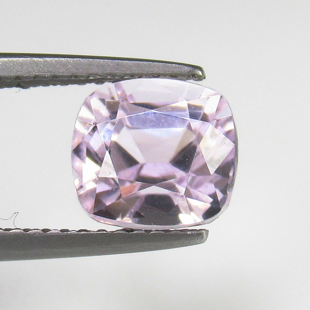 Natural Pink Kunzite - 3.10 Ct: No Reserve! Title: Natural Pink Kunzite - 3.10 Ct Origin: Afghanistan Weight:3.1 Size/materials: 8.0 x 7.2 x 7.0 mm Description:Pieces : 1 No's / Shape : Cushion Cut / Color : Pink / Clarity : VVS - T