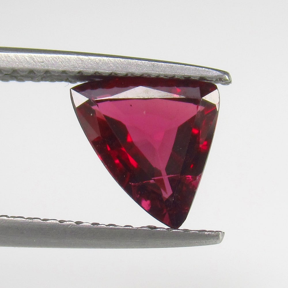 Natural Rhodolite Garnet - 1.60 Ct: No Reserve! Title: Natural Rhodolite Garnet - 1.60 Ct Origin: Mozambique Weight:1.6 Size/materials: 9.4 x 7.3 x 3.3 mm Description:Pieces : 1 No's / Shape : Trillion Cut / Color : Purplish Pink / Clar