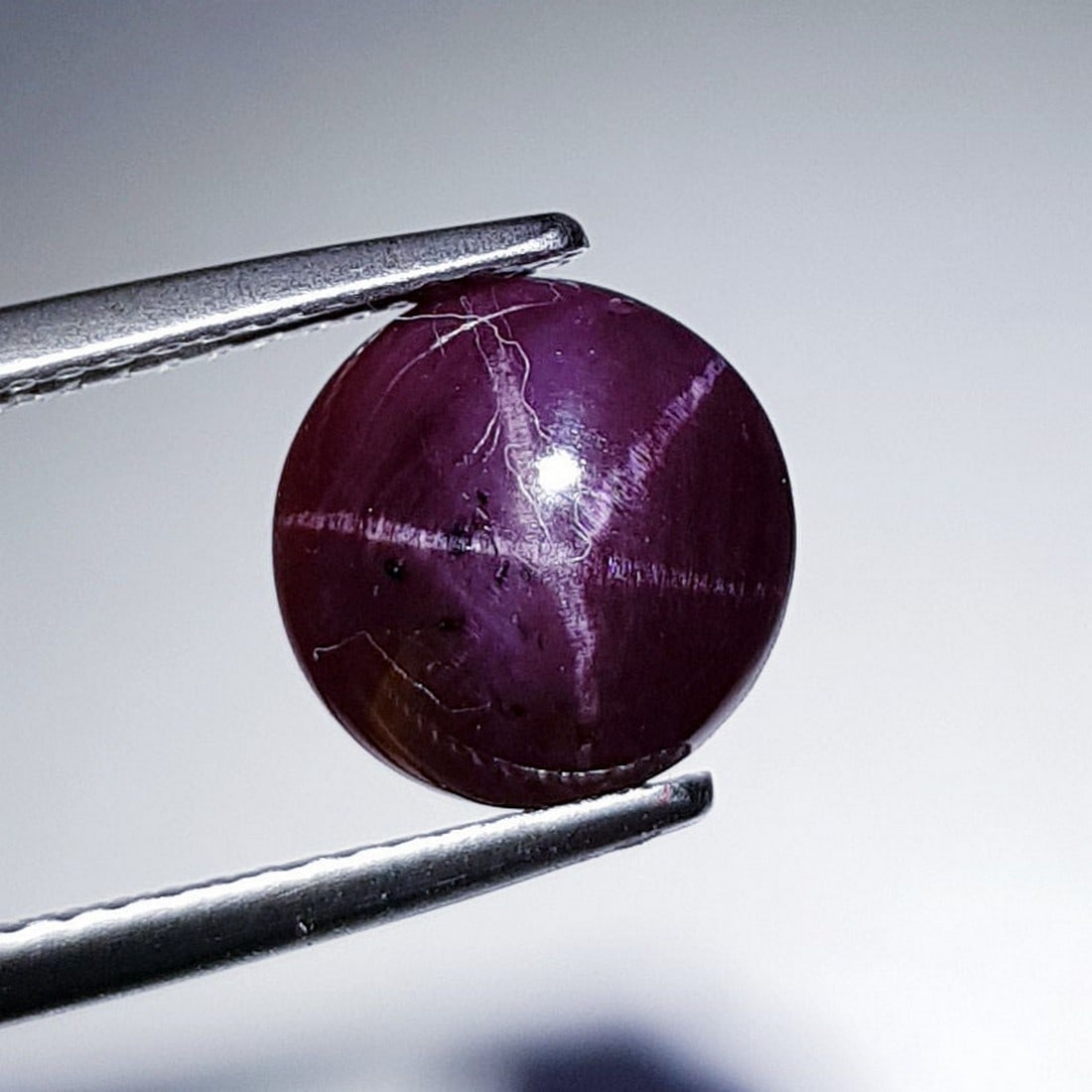 4.56 ctz " Natural Six Rays Star Garnet: No Reserve! Title: 4.56 ctz " Natural Six Rays Star Garnet Color/Clarity: Purplish Red / Opaque Gemstone: Star Garnet Carat Weights: 4.56 Size: 9.30 x 9.30 x 4.50 Additional Information: Oval / Srilan