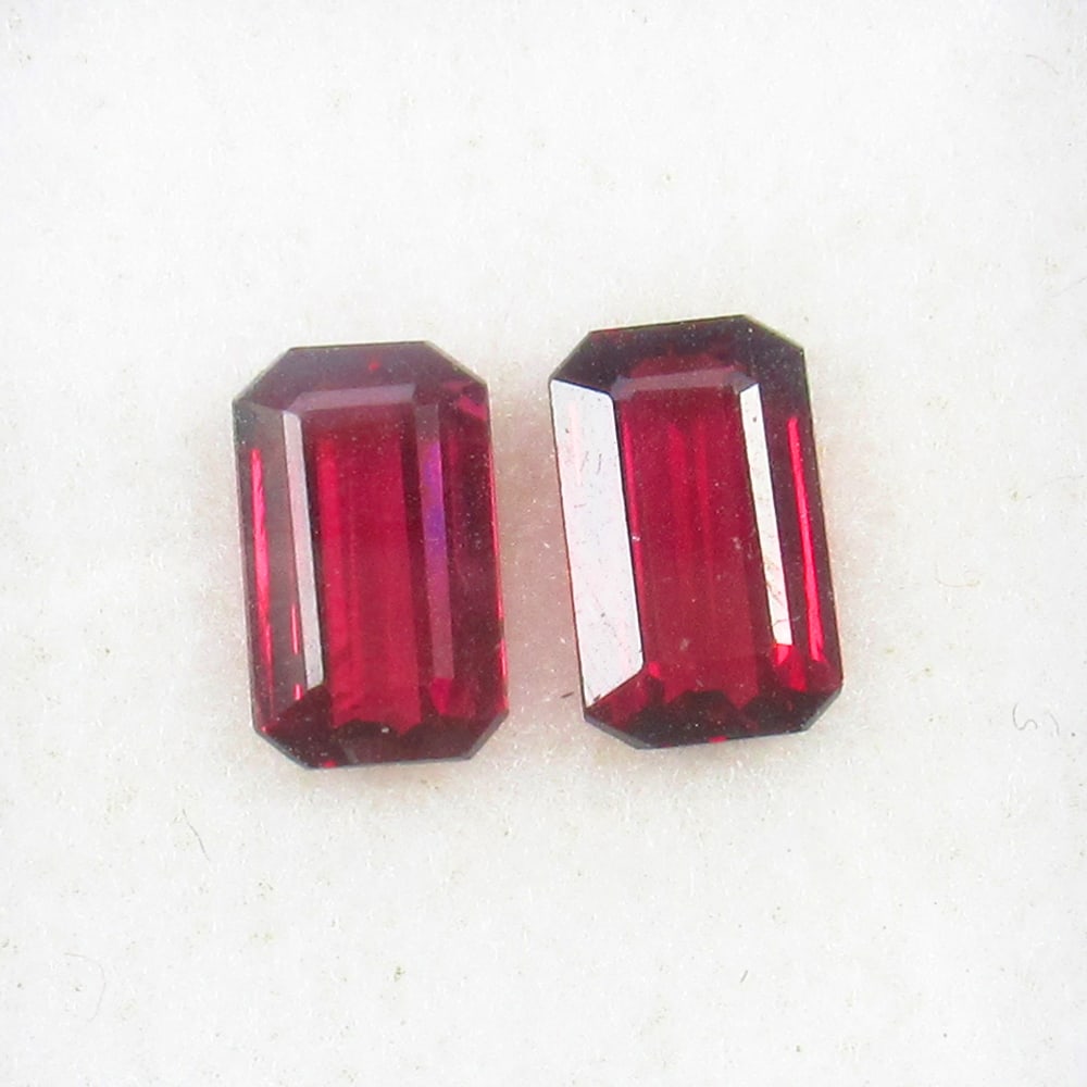 Natural Rhodolite Garnet Pair- 2.77 Ct: No Reserve! Title: Natural Rhodolite Garnet Pair- 2.77 Ct Origin: Mozambique Weight:2.77 Size/materials: 8.0 x 5.0 x 3.1 mm Description:Pieces : 2 No's / Shape : Octagon Cut / Color : Purplish Pink / 