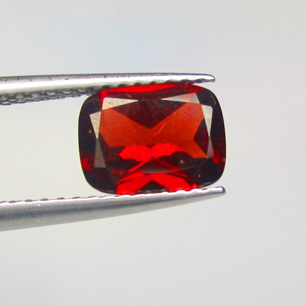 1.57 Ctw Natural Rhodolite Garnet Cushion Cut: No Reserve! Title: 1.57 Ctw Natural Rhodolite Garnet Cushion Cut Stone clarity: VVS Gemstone:Natural Rhodolite Garnet Carat weights: 1.57 Size/Dimensions: 8.00 x 6.10 x 3.50 mm Additional info:Purplis