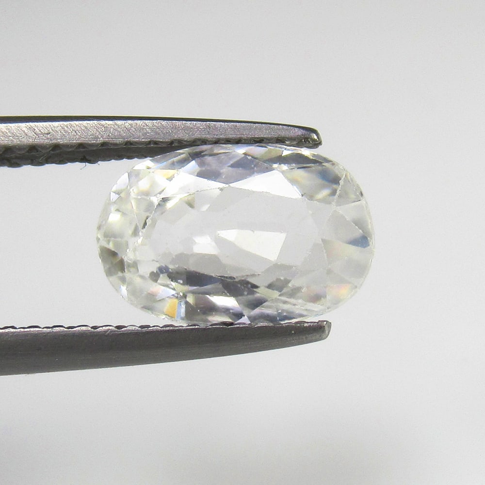 Natural White Zircon - 3.25 Ct: No Reserve! Title: Natural White Zircon - 3.25 Ct Origin: Combodia Weight:3.25 Size/materials: 10.0 x 7.0 x 4.0 mm Description:Pieces : 1 No's / Shape : Oval Cut / Color : White / Clarity : VVS - Tran