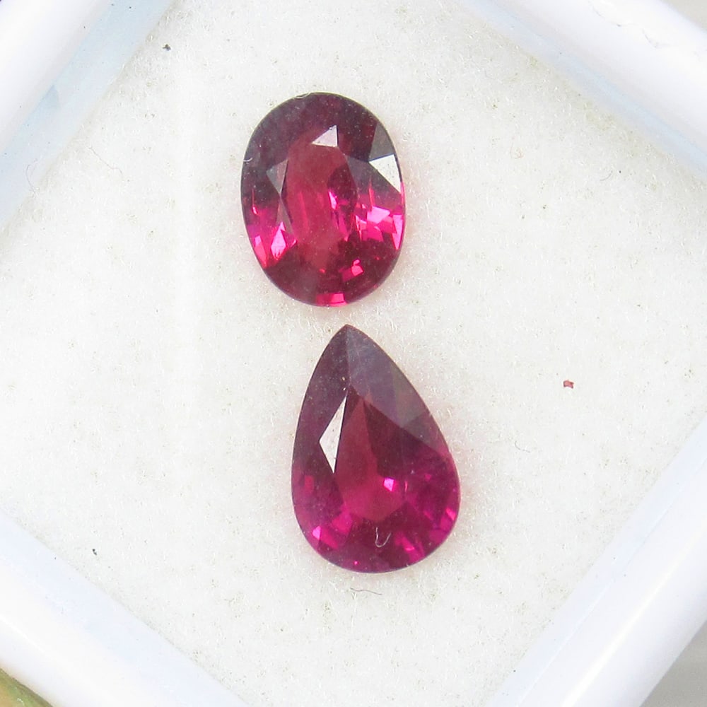 Natural Rose Garnet Pair - 2.21 Ct: No Reserve! Title: Natural Rose Garnet Pair - 2.21 Ct Origin: Mozambique Weight:2.21 Size/materials: 7.0x5.5&8.0x5.5 mm Description:Pieces : 2 No's / Shape : Oval & Pear Cut / Color : Rose / Clarity :