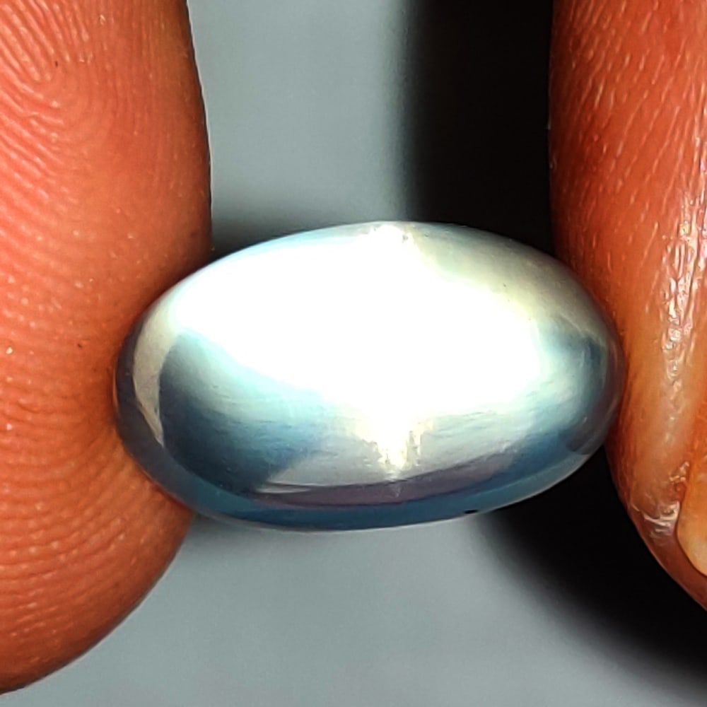 4.73 Ctw Natural Moonstone Oval Cab: No Reserve! Title: 4.73 Ctw Natural Moonstone Oval Cab Stone clarity: Translucent Gemstone:Natural Moonstone Carat weights: 4.73 Size/Dimensions: 12.50 x 7.20 x 7.70 mm Additional info:Excellent Oval 