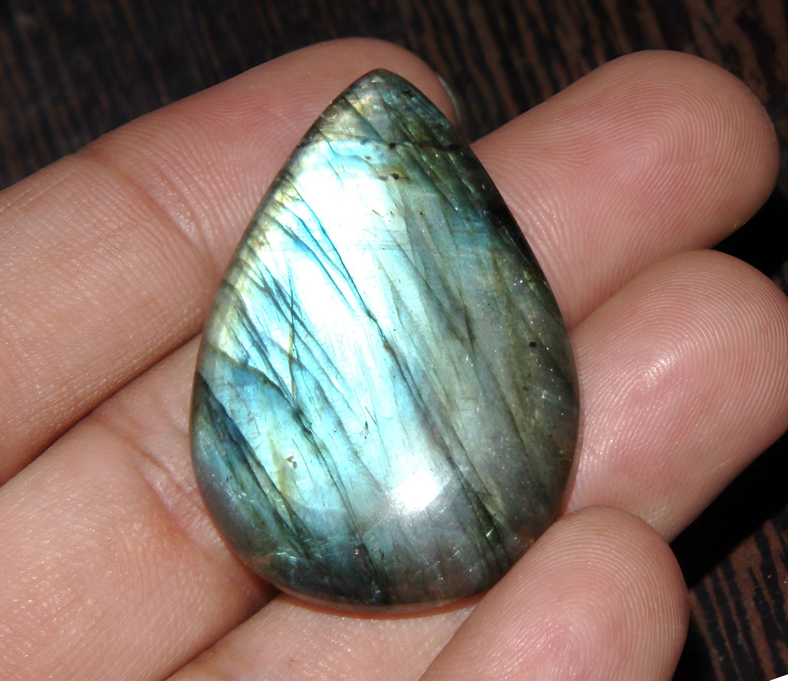 Marvellous " Natural Labradorite " 68.64 Cts Natural Labradorite: No Reserve! Title: Marvellous " Natural Labradorite " 68.64 Cts Natural Labradorite Additional Info: Gemstone : Natural Labradorite Shape : Pear Cabochan Weight : 68.64 carats Measurements : 41x27 mm,