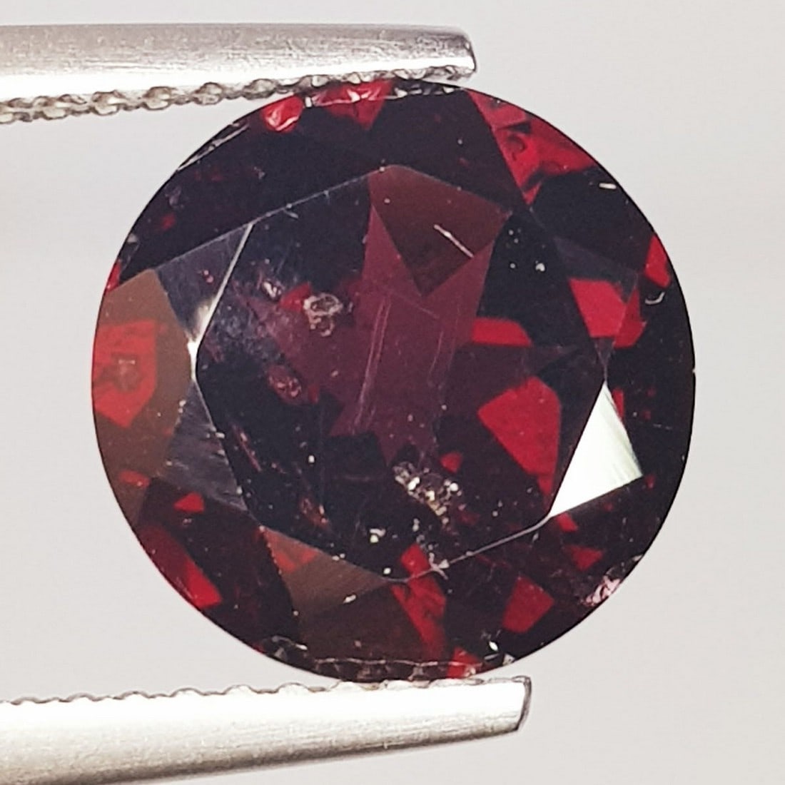 4.27 ctz" Beautiful Purple Pink Gem" Natural Rhodolite Garnet: No Reserve! Title: 4.27 ctz" Beautiful Purple Pink Gem" Natural Rhodolite Garnet Color/Clarity: Purple Pink / IF-VVS Gemstone: Rhodolite Garnet Carat Weights: 4.27 Size: 10.00 x 10.00 x 5.00 Additiona