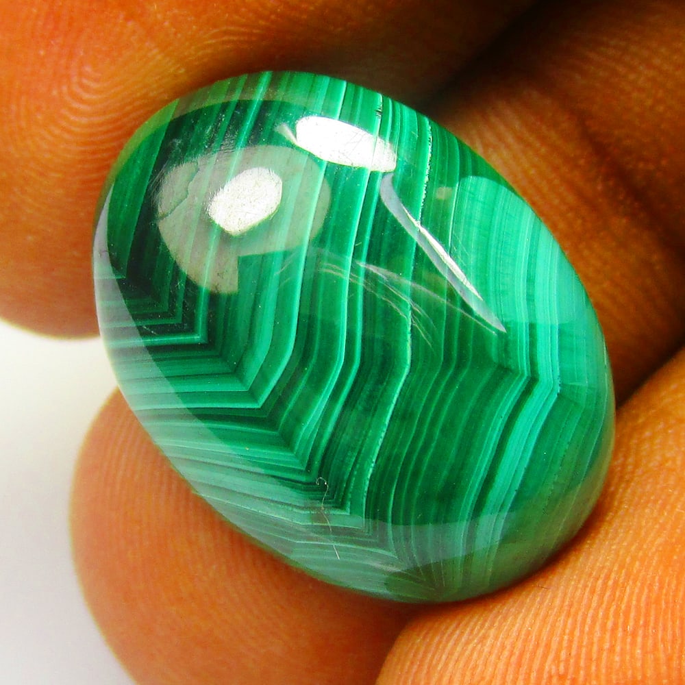 26.89 Ctw Natural Malachite Oval Cab: No Reserve! Title: 26.89 Ctw Natural Malachite Oval Cab Stone clarity: VVS Gemstone:Natural Malachite Carat weights: 26.89 Size/Dimensions: 20.90 x 15.50 x 7.00 mm Description:Excellent Oval Cab / Rea