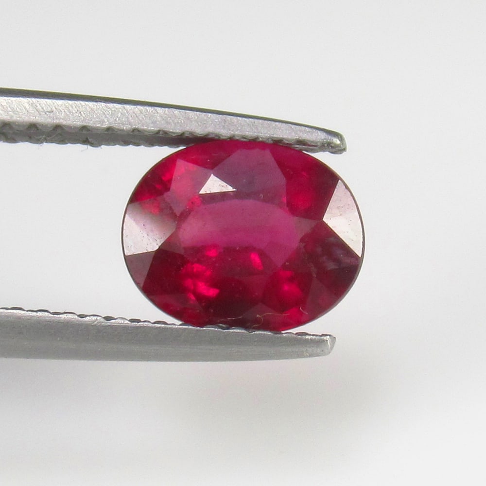 Natural Rose Garnet - 1.79 Ct: No Reserve! Title: Natural Rose Garnet - 1.79 Ct Origin: Mozambique Weight:1.79 Size/materials: 8.3 x 6.6 x 4.0 mm Description:Pieces : 1 No's / Shape : Oval Cut / Color : Rose / Clarity : Transparent