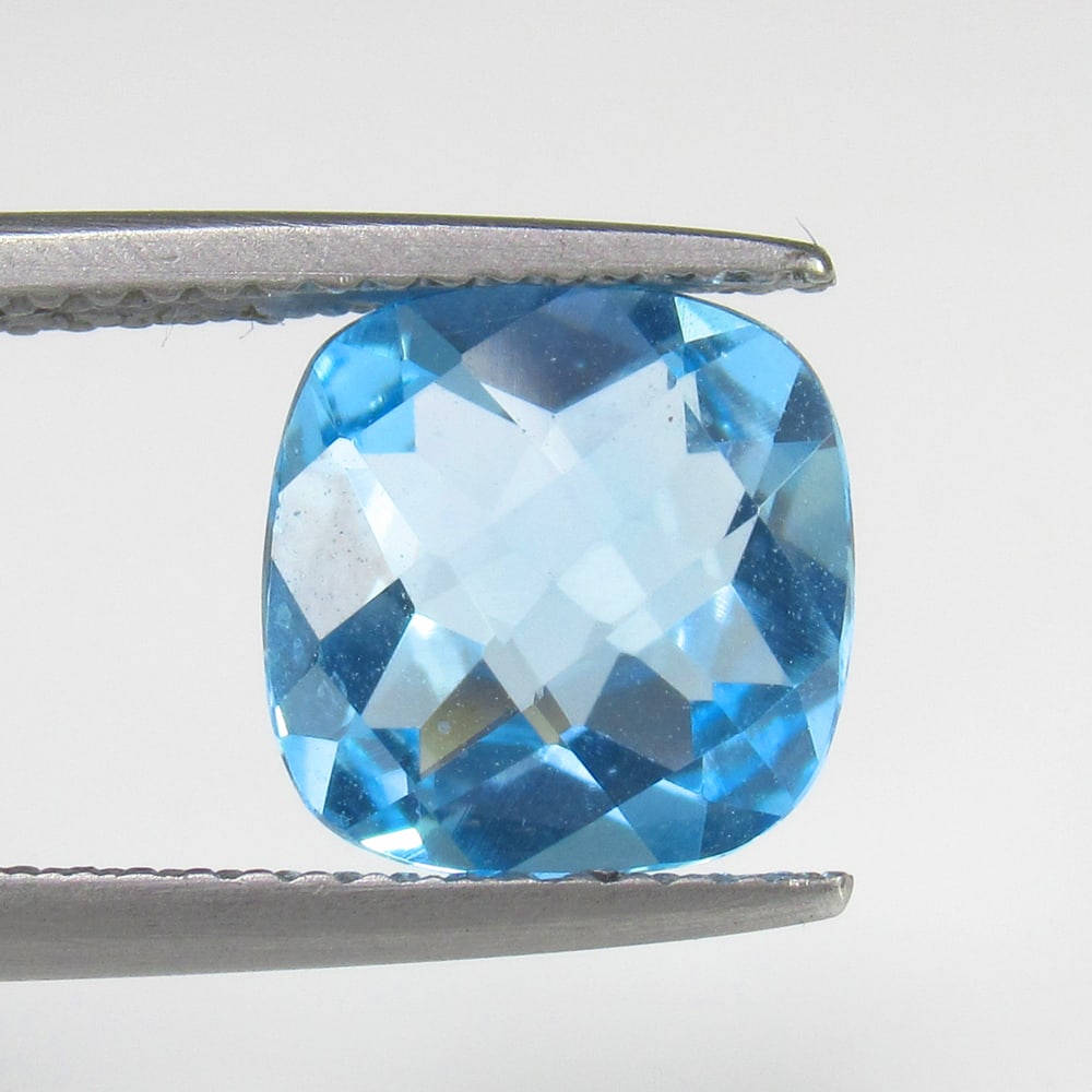 Natural Blue Topaz - 3.30 Ct: No Reserve! Title: Natural Blue Topaz - 3.30 Ct Origin: Brazil Weight:3.3 Size/materials: 9.0 x 9.0 x 4.5 mm Description:Pieces : 1 No's / Shape : Cushion Cut / Color : Blue / Clarity : VVS - Transpar