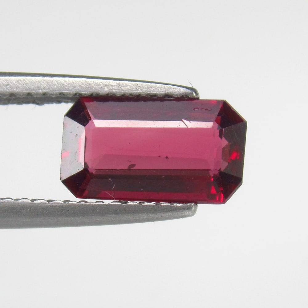 Natural Rhodolite Garnet - 1.79 Ct: No Reserve! Title: Natural Rhodolite Garnet - 1.79 Ct Origin: Mozambique Weight:1.79 Size/materials: 9.5 x 5.5 x 3.0 mm Description:Pieces : 1 No's / Shape : Octagon Cut / Color : Purplish Pink / Clar