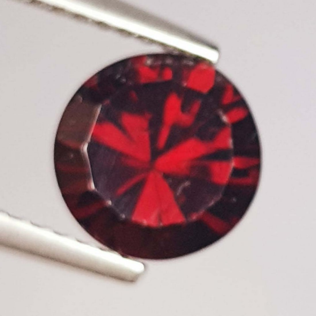 2.38 ctz" Beautiful Purple Pink Gem" Natural Rhodolite Garnet: No Reserve! Title: 2.38 ctz" Beautiful Purple Pink Gem" Natural Rhodolite Garnet Color/Clarity: Purple Pink / IF-VVS Gemstone: Rhodolite Garnet Carat Weights: 2.38 Size: 7.80 x 7.80 x 5.10 Additional 