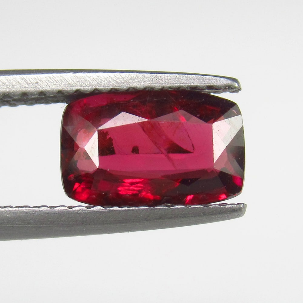 Natural Rhodolite Garnet - 1.88 Ct: No Reserve! Title: Natural Rhodolite Garnet - 1.88 Ct Origin: Mozambique Weight:1.88 Size/materials: 9.0 x 6.0 x 3.0 mm Description:Pieces : 1 No's / Shape : Cushion Cut / Color : Purplish Pink / Clar