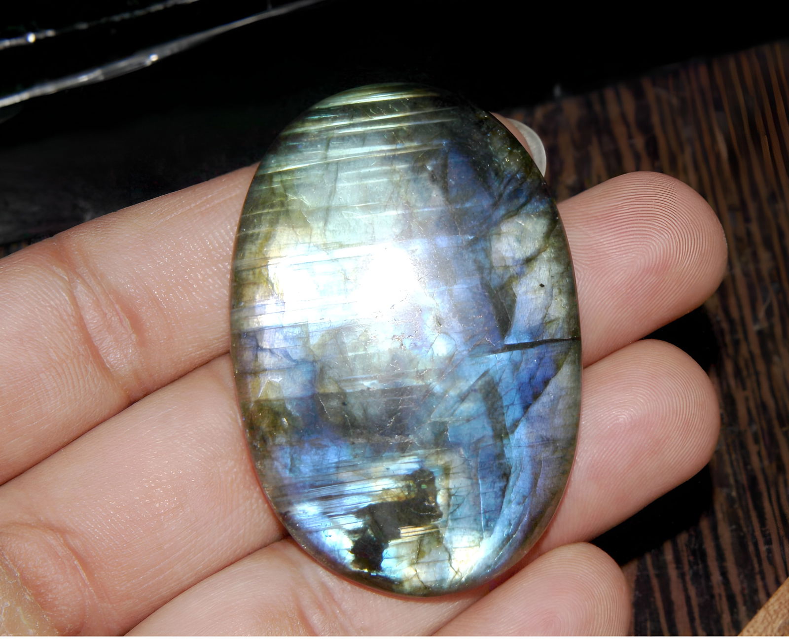 Stunning " Natural Labradorite " 124.77 Cts Natural Labradorite: No Reserve! Title: Stunning " Natural Labradorite " 124.77 Cts Natural Labradorite Additional Info: Gemstone : Natural Labradorite Shape : Oval Cabochan Weight : 124.77 carats Measurements : 52x35 mm,