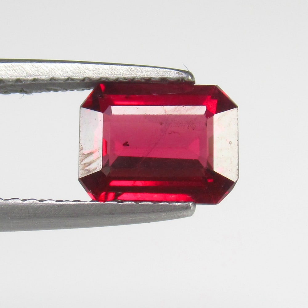 Natural Rhodolite Garnet - 2.04 Ct: No Reserve! Title: Natural Rhodolite Garnet - 2.04 Ct Origin: Mozambique Weight:2.04 Size/materials: 8.0 x 6.0 x 3.6 mm Description:Pieces : 1 No's / Shape : Octagon Cut / Color : Purplish Pink / Clar