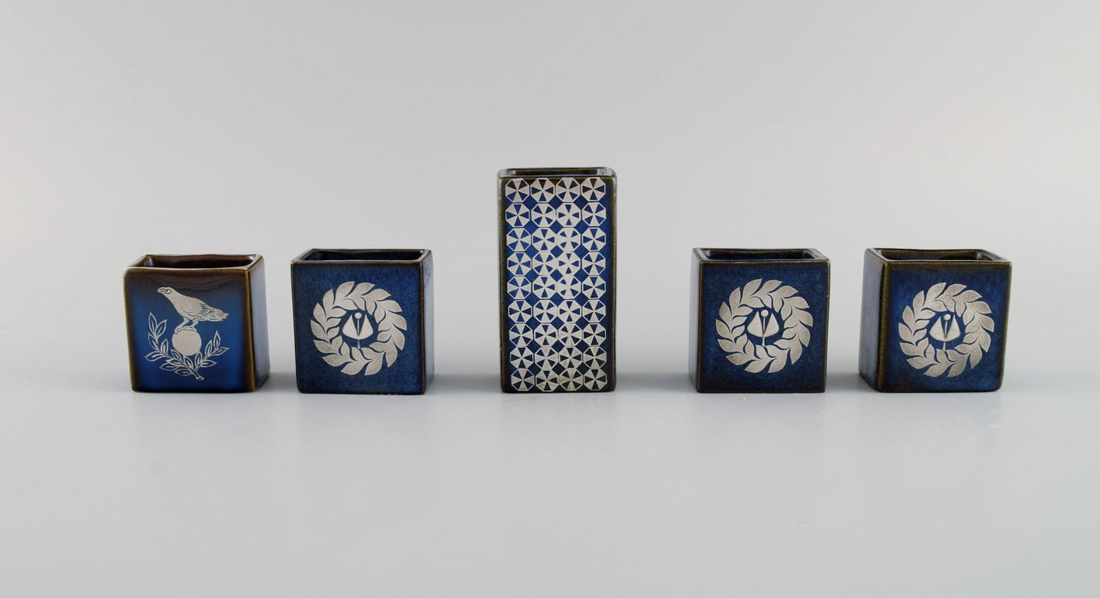 Sven Jonson (1919-1989) Gustavsberg. Five small Lagun vases in glazed stoneware with silver inlay.: Sven Jonson (1919-1989) Gustavsberg. Five small Lagun vases in glazed stoneware with silver inlay. Beautiful glaze in shades of blue. 1970s. Largest measures: 9 x 5 x 3.5 cm. In excellent condition. S