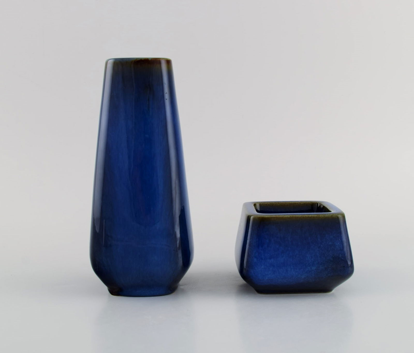 Sven Jonson for Gustavsberg. Lagun vase and bowl in glazed stoneware. Beautiful glaze in shades of: Sven Jonson for Gustavsberg. Lagun vase and bowl in glazed stoneware. Beautiful glaze in shades of blue. 1960/70s. The vase measures: 17.5 x 8 cm. In excellent condition. Stamped. Reserve: $210.00 Shi
