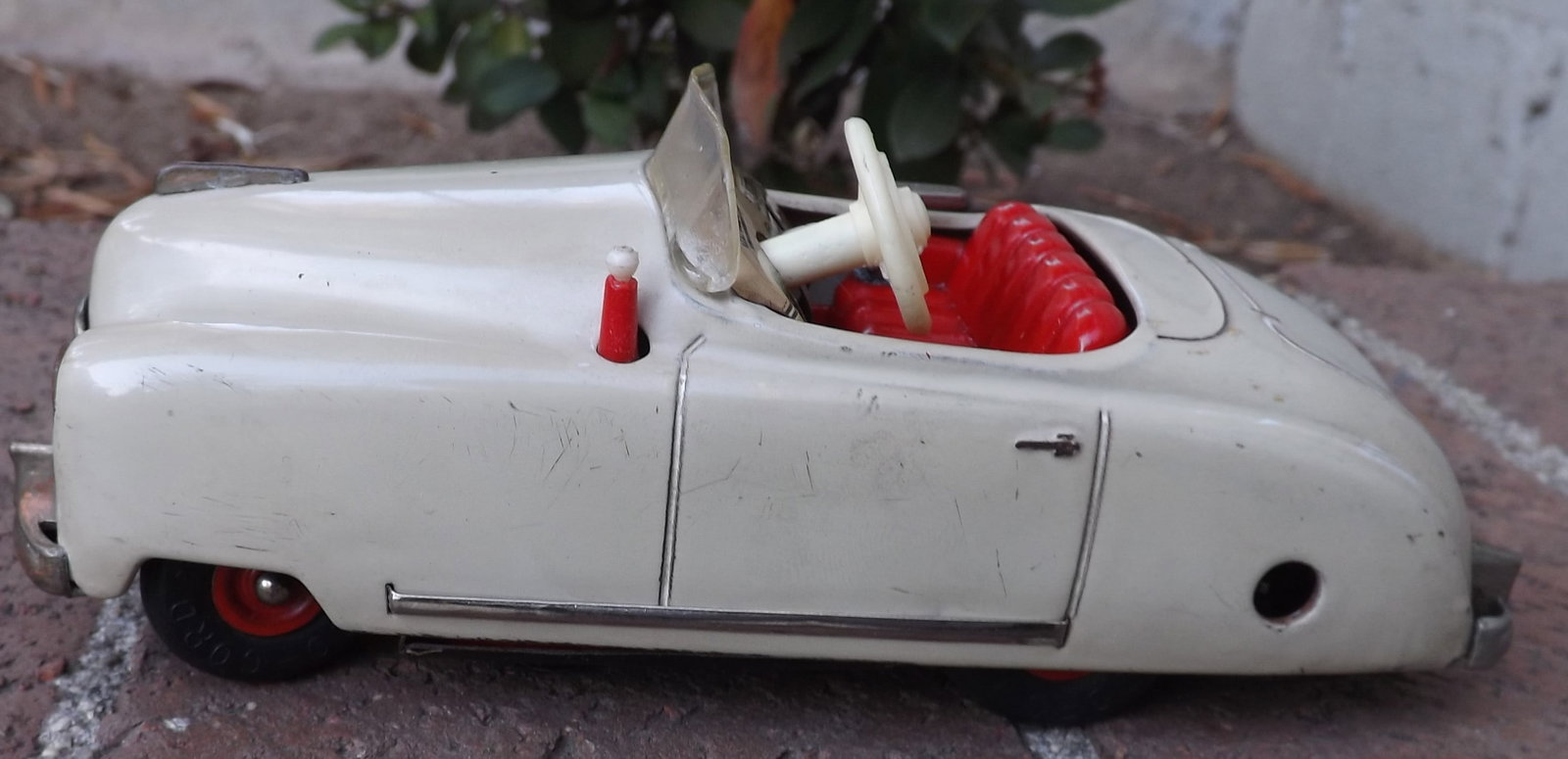 Schuco Radio 4012 (made in US Zone Germany,) two windup motors, one propels the car, the other one (1 of 5)