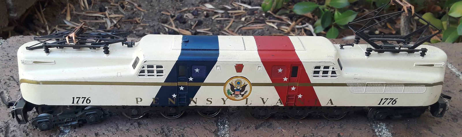 HO scale GG-1 locomotive, "1776 Anniversary", very heavy and powerful, c9. (1 of 5)