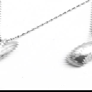 Tiffany & Co Heart Elsa Peretti necklace: Very beautiful necklace Tiffany & Co. - Collection Elsa Peretti. - In silver 925. - Figure a silver heart. - On a chain of 40,5cm approximately. - Weight : 4,50g. - Signed. Reserve: $142.00 Shipping:
