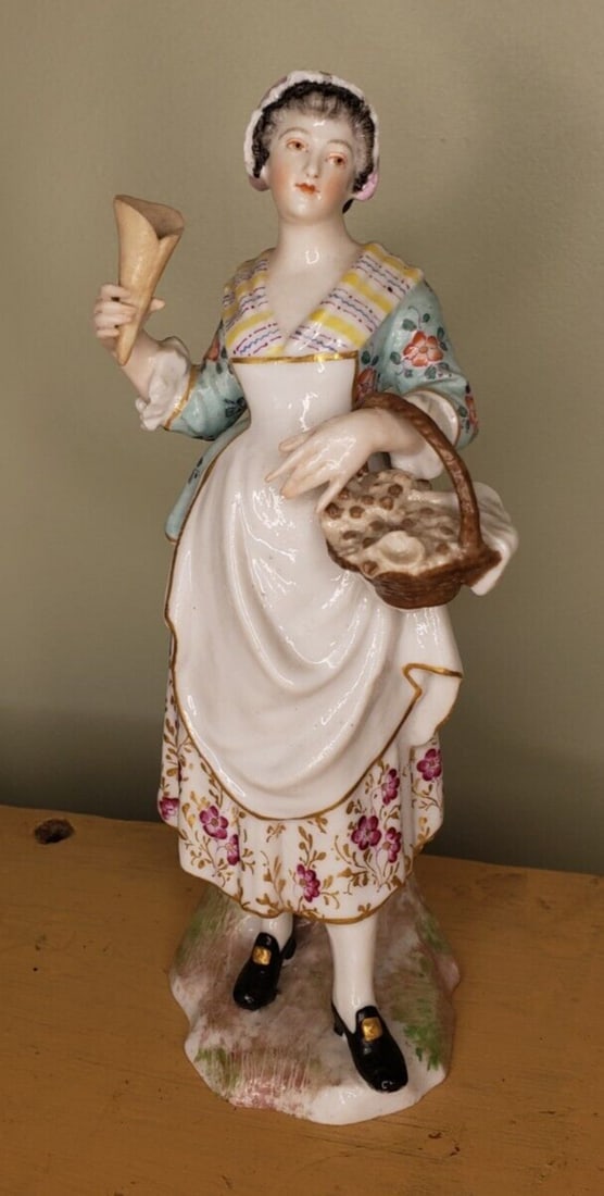 Meissen 19th Century Porcelain Meissen Figure woman gathering with basket (1 of 5)