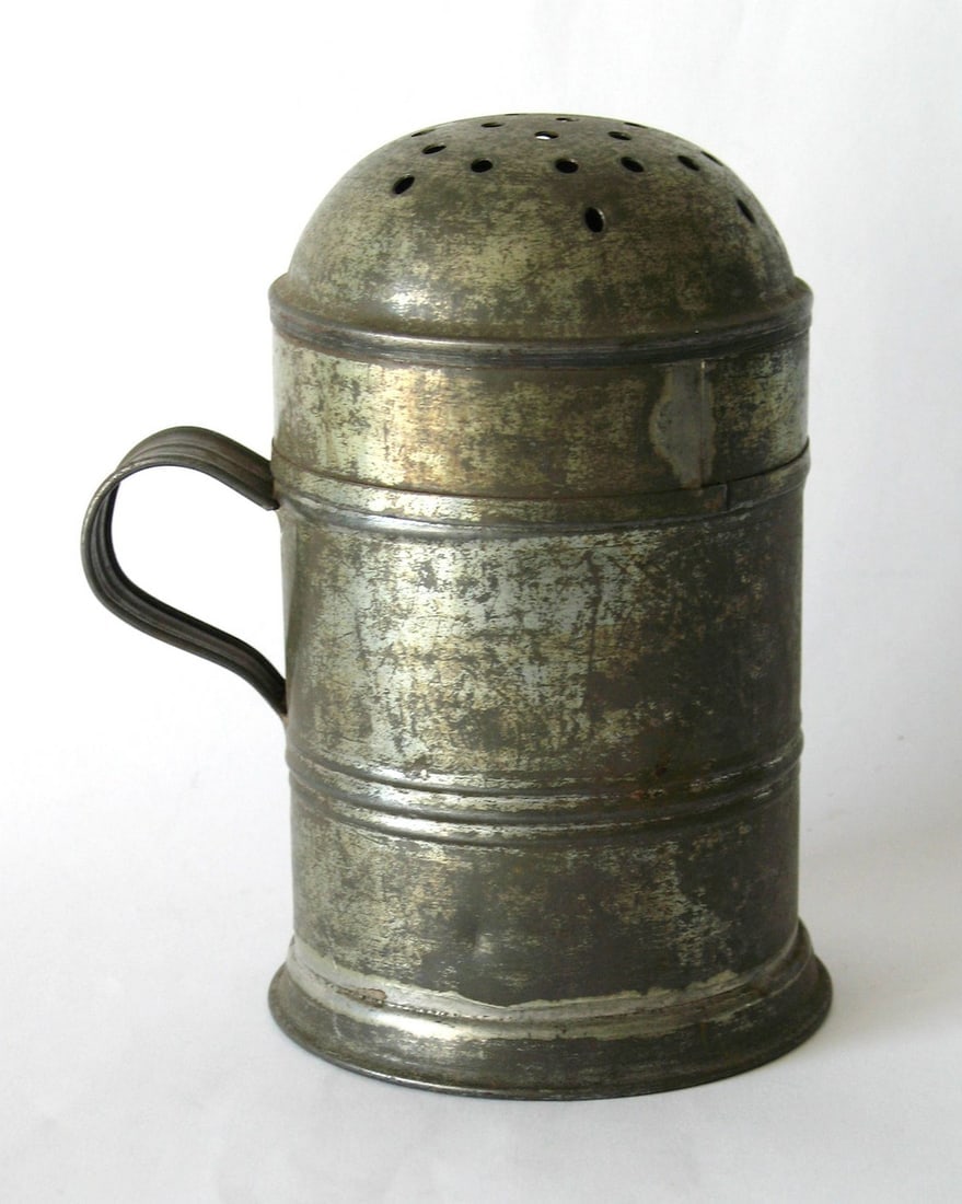 Antique tin country kitchen spice shaker. (1 of 3)