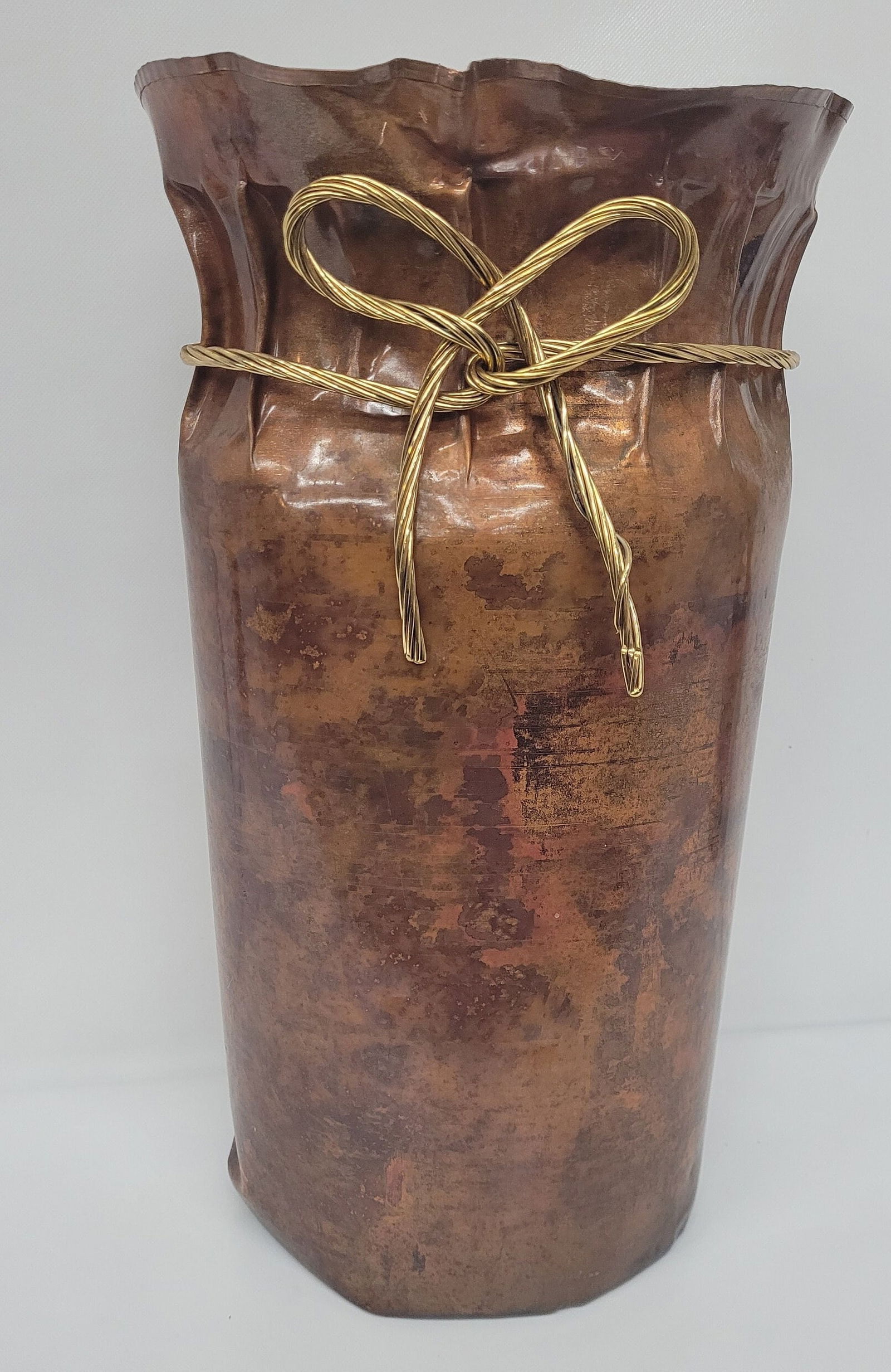 Vintage Italian Copper Umbrella Stand Made in Italy Antique Walking Stick Holder: Vintage from the 1980s Materials: Metal, Copper, Brass Width: 10.5 inches Height: 18.5 inches Depth: 10.5 inches Vintage Italian Copper Umbrella Stand Made in Italy Antique Walking Stick Holder In goo