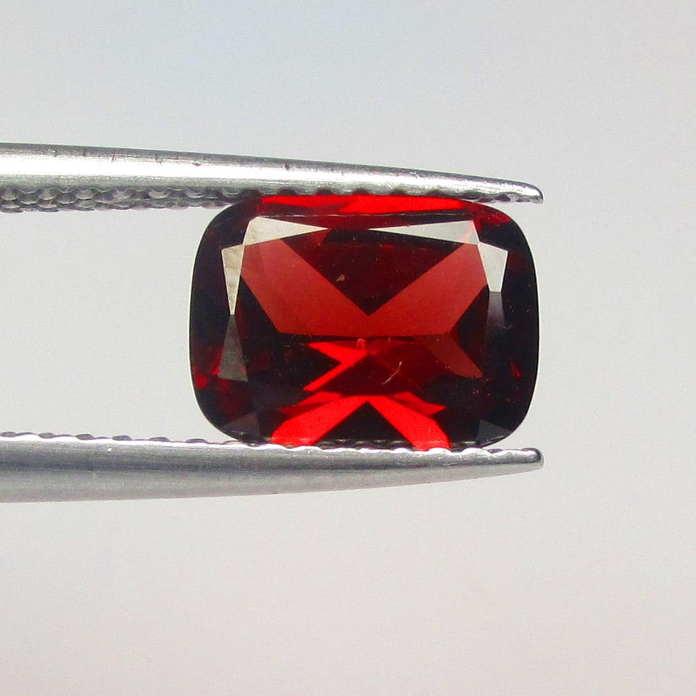 1.64 Ctw Natural Rhodolite Garnet Cushion Cut: No Reserve! Title: 1.64 Ctw Natural Rhodolite Garnet Cushion Cut Stone Clarity: VVS Gemstone:Natural Rhodolite Garnet Carat Weights: 1.64 Size/Dimensions: 8.10 x 6.20 x 3.70 mm Additional Info:Purplis