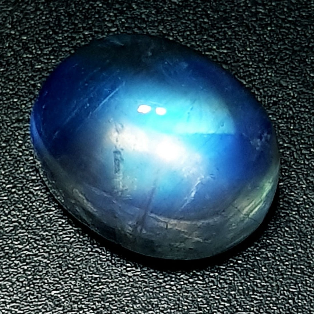 5.16 ctz" Stunning Collection" Natural Royal Blue Moonstone: No Reserve! Title: 5.16 ctz" Stunning Collection" Natural Royal Blue Moonstone Color/Clarity: Royal Blue / Trasparant Gemstone: Moonstone Carat Weights: 5.6 Size: 11.00 x 8.90 x 6.80 Additional Inform