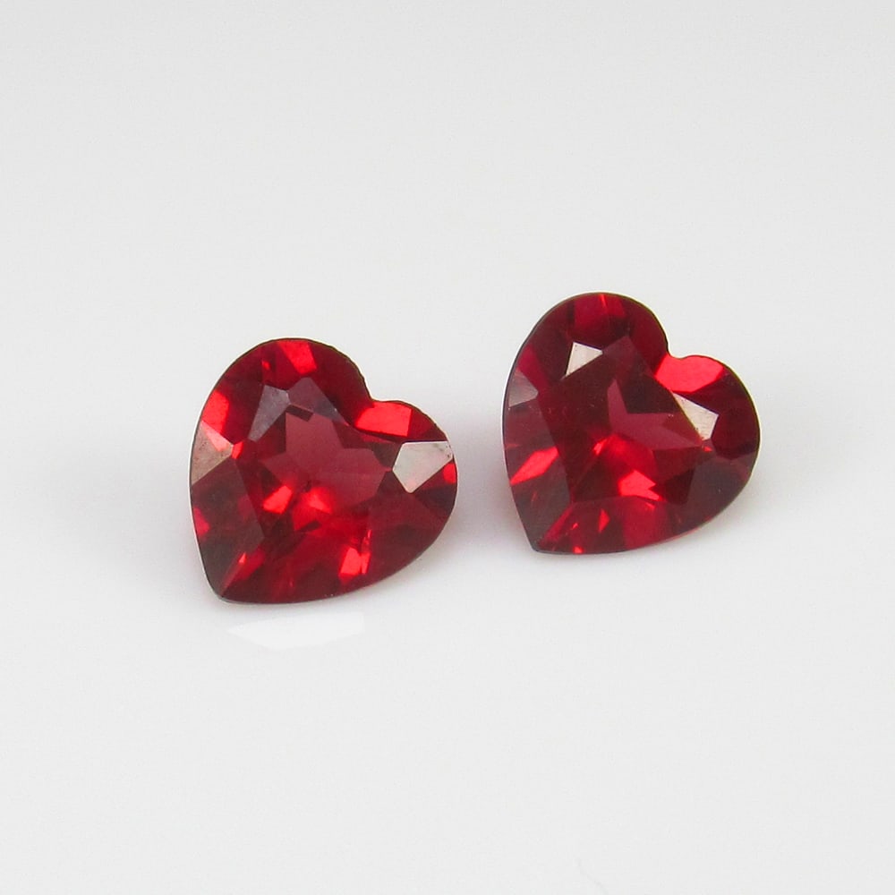 Natural Rhodolite Garnet Pair - 1.84 Ct: No Reserve! Title: Natural Rhodolite Garnet Pair - 1.84 Ct Origin: Mozambique Weight:1.84 Size/Dimensions: 6.0 x 6.0 x 3.5 mm Description: Pieces : 2 No's / Shape : Heart Cut / Color : Purplish Pink /