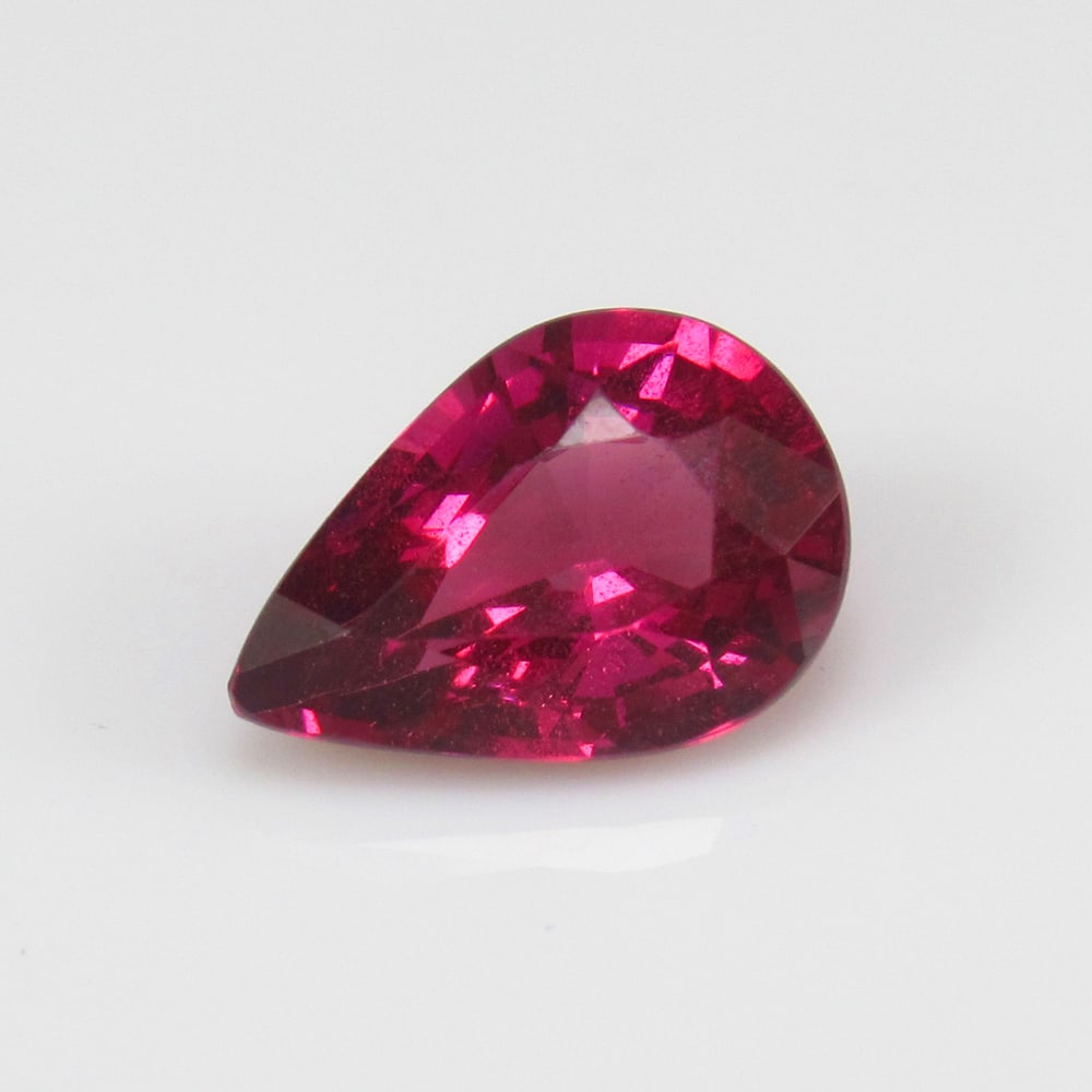 Natural Rose Garnet - 1.25 Ct: No Reserve! Title: Natural Rose Garnet - 1.25 Ct Origin: Mozambique Weight:1.25 Size/Dimensions: 8.5 x 6.0 x 3.7 mm Description: Pieces : 1 No's / Shape : Pear Cut / Color : Rose / Clarity : Transpare
