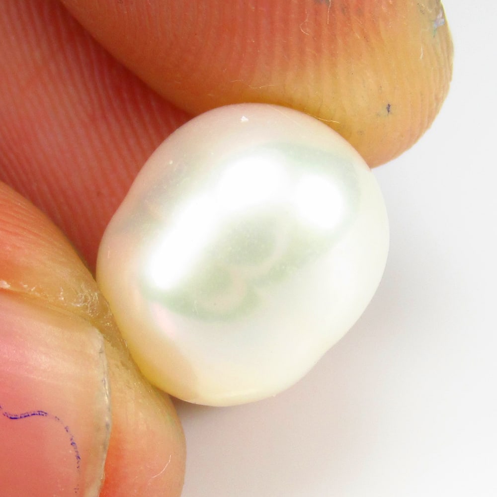 Natural Fresh Water Pearl - 7.90 Ct: No Reserve! Title: Natural Fresh Water Pearl - 7.90 Ct Origin: India Weight:7.9 Size/Dimensions: 11.5 x 9.5 x 9.5 mm Description: Pieces : 1 No's / Shape : Dumble Cab / Color : White / Clarity : Opaqu