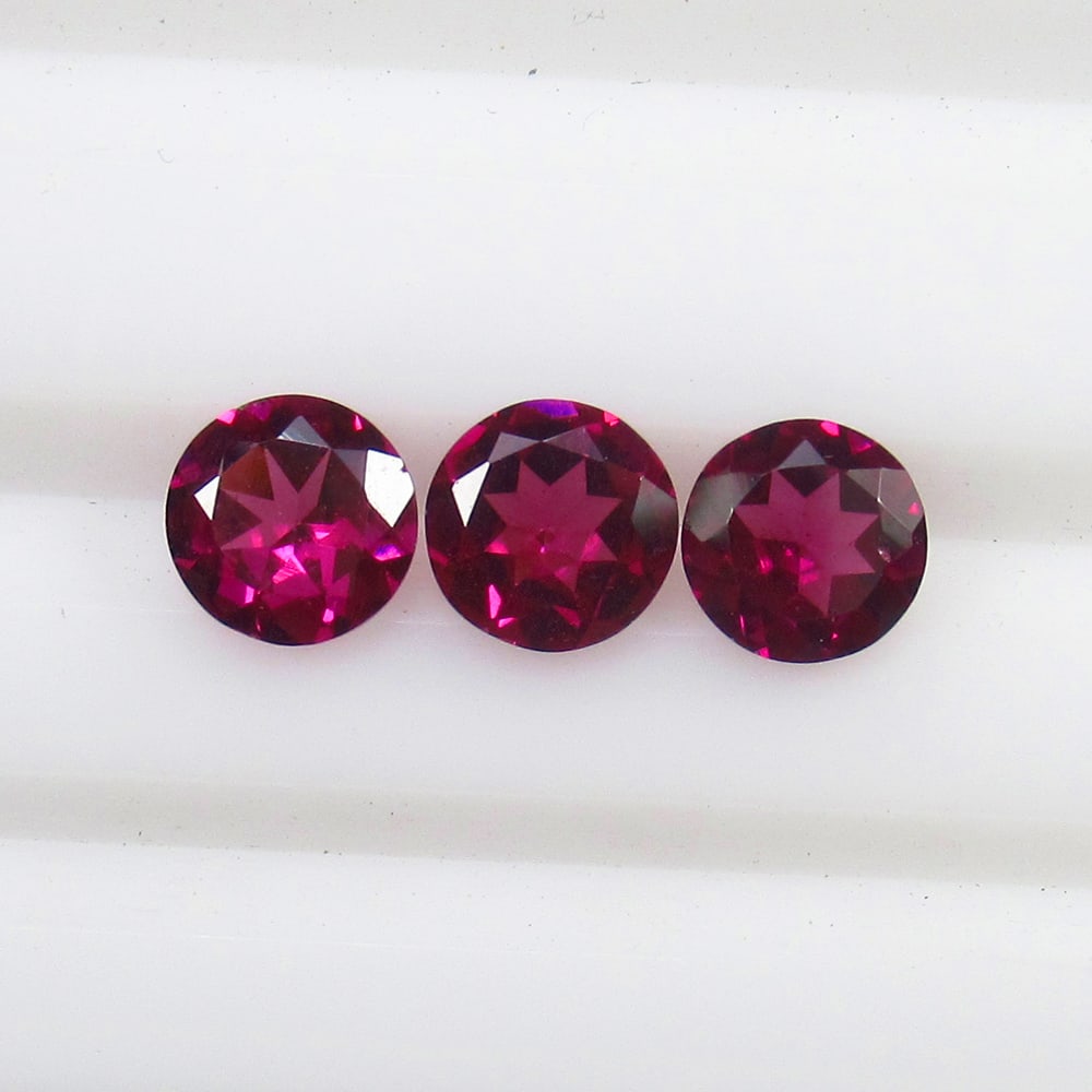 2.51 Ct - Natural Rhodolite Garnet Set: No Reserve! Title: 2.51 Ct - Natural Rhodolite Garnet Set Description: Gemstone Metal Purity (If Applicable):- Gemstones: Garnet Carat Weights: 2.51 Size/Dimensions:6.0 x 6.0 x 3.3 mm Additional Info: