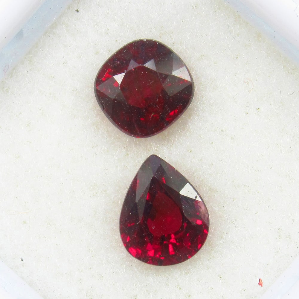 Natural Rhodolite Garnet Pair - 2.91 Ct: No Reserve! Title: Natural Rhodolite Garnet Pair - 2.91 Ct Origin: Mozambique Weight:2.91 Size/Dimensions: 6.0x6.0&7.5x6.0 mm Description: Pieces : 1 No's / Shape : Cushion & Pear Cut / Color : Purpli