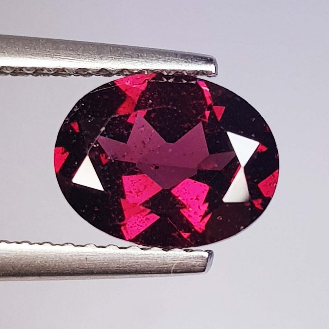 2.28 ctz" Beautiful Pinkish Red Gem" Natural Rhodolite Garnet: No Reserve! Title: 2.28 ctz" Beautiful Pinkish Red Gem" Natural Rhodolite Garnet Color/Clarity: Pinkish Red / IF-VVS Gemstone: Rhodolite Garnet Carat Weights: 2.28 Size: 9.00 x 7.00 x 4.00 Additional 